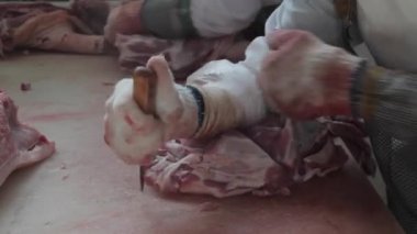 el, bıçak ve domuz eti 