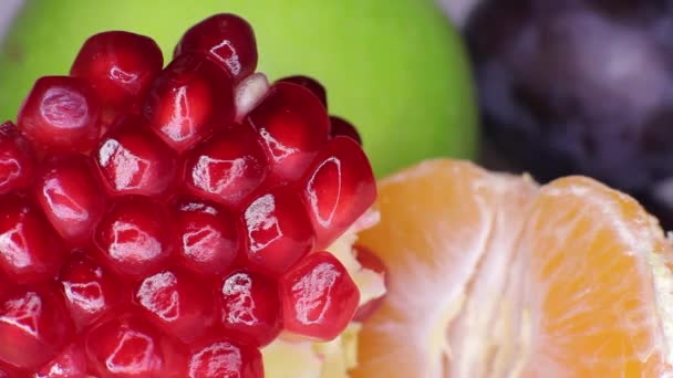 Pomegranade, Mandarijn en appel — Stockvideo