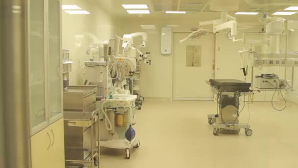 Leerer Operationssaal hinter der Tür — Stockvideo