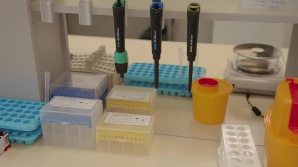 Tester i kliniska laboratorium — Stockvideo