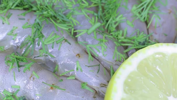 Сырые креветки и лимон в воде — стоковое видео