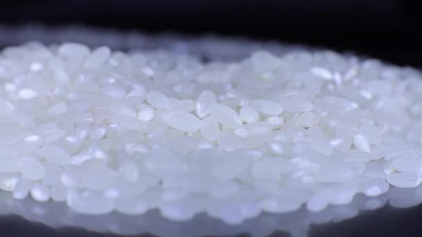 Reiskorn auf einer Spiegeloberfläche — Stockvideo