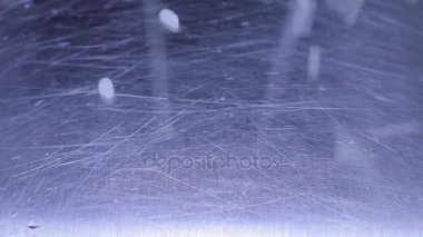 pirinç bir tavaya dökülür