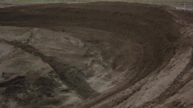 motosikletçi bir dönüş geçiyor