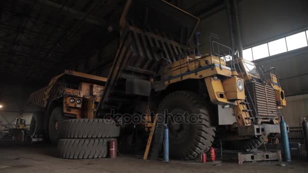 Reparatie van dump trucks in grote garage — Stockvideo