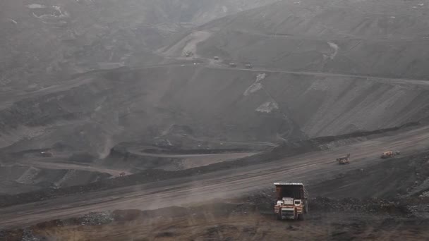 Dlouhá panorama uhlí otevřené jámy — Stock video