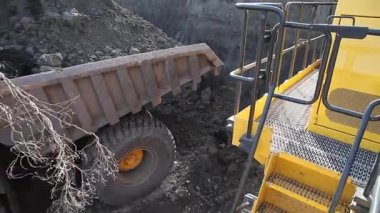 bir ekskavatör platformunda