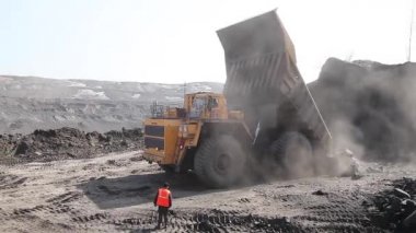 ağır damperli kamyon kaya kaldırır