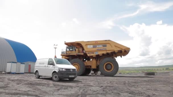 Camión volquete pesado y coche de servicio — Vídeo de stock