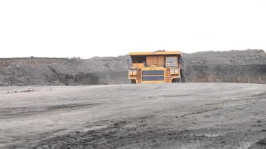 ağır yüklü damperli kamyon