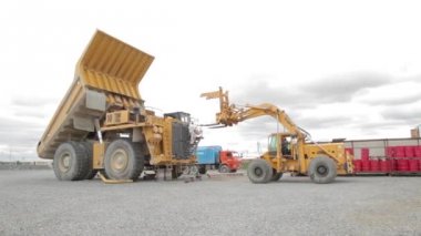 ağır damperli kamyon ve yükleyici