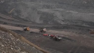 ağır Damperli kamyonlar oen çukur binmek