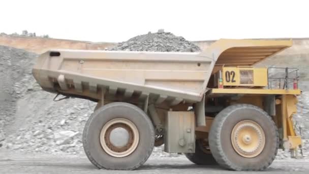 Camión volquete pesado transporta mineral de cobre — Vídeo de stock
