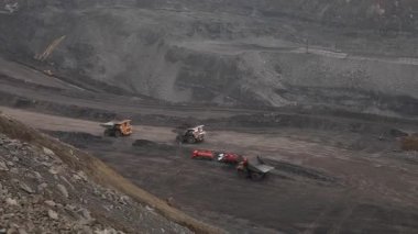kömür açık çukur boyunca ağır Damperli kamyonlar sürüş