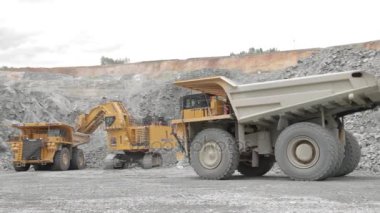 damperli kamyon yükleme evinde geldiğinde