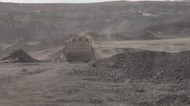 damperli kamyon Ekskavatör tarafından geçer