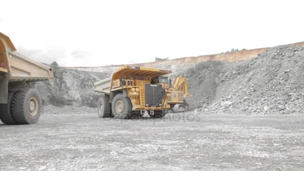 Caminhão basculante no fosso aberto de cobre — Vídeo de Stock