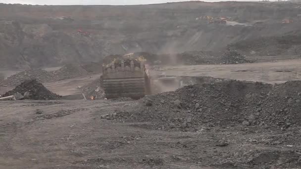 Camion à benne passe par la pelle — Video