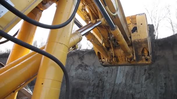 Cubo de la excavadora carga el suelo — Vídeos de Stock