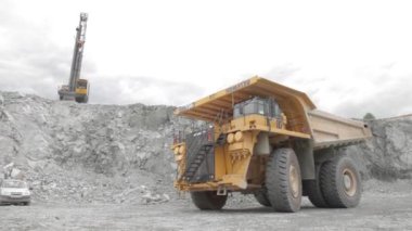 sondaj kulesi, damperli kamyon ve hizmet araba