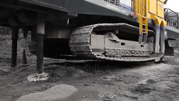 Bohranlage bleibt auf pneumatischen Gestellen — Stockvideo