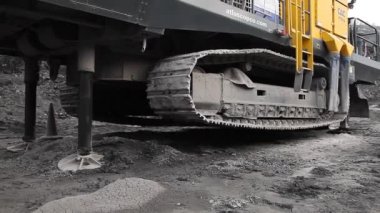 sondaj teçhizat yerden (açık çukur kalmış)