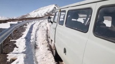 dağlarda 2 karda araba sıkışmış