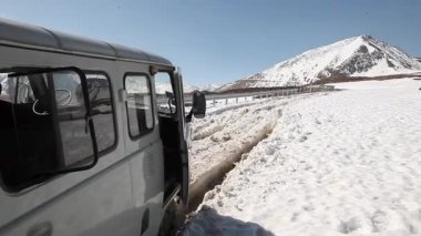 dağlarda kar sıkışmış araba