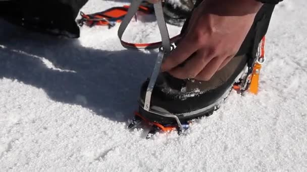 Escalador coloca em crampons — Vídeo de Stock