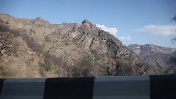 Montagne caucasiche dal finestrino dell'auto — Video Stock