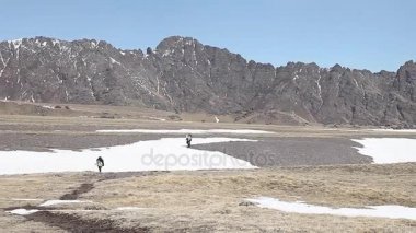 iki dağcı vadi çapraz