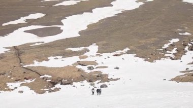 Üç dağcı tırmanmak