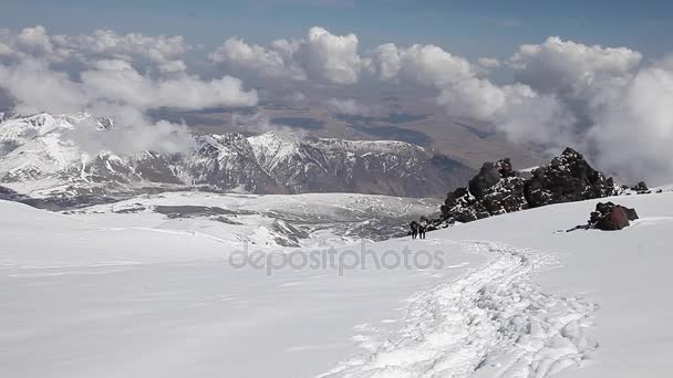 Dos hombres en la ladera de la montaña Elbrus — Vídeos de Stock