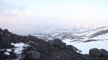 taşlar ve dağ manzarası