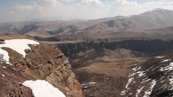 Precipicio en las montañas — Vídeo de stock