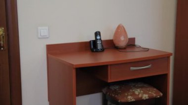 tablo basit otel odasında