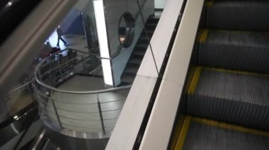 Havaalanındaki yürüyen merdiven