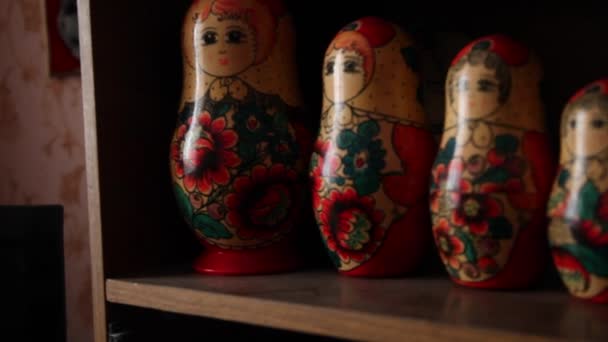 Matrioshka na prateleira — Vídeo de Stock