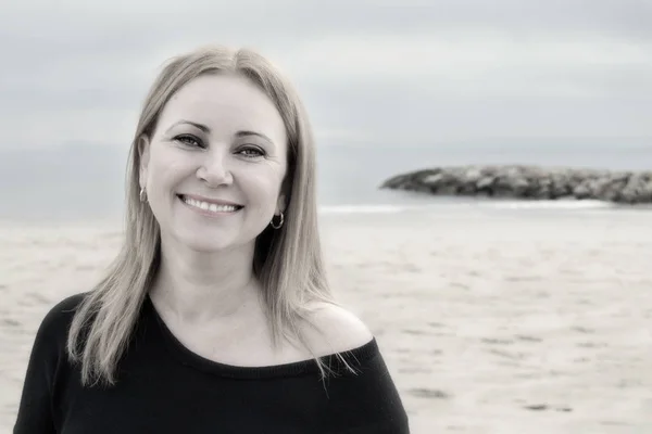 Mujer feliz en la orilla del mar