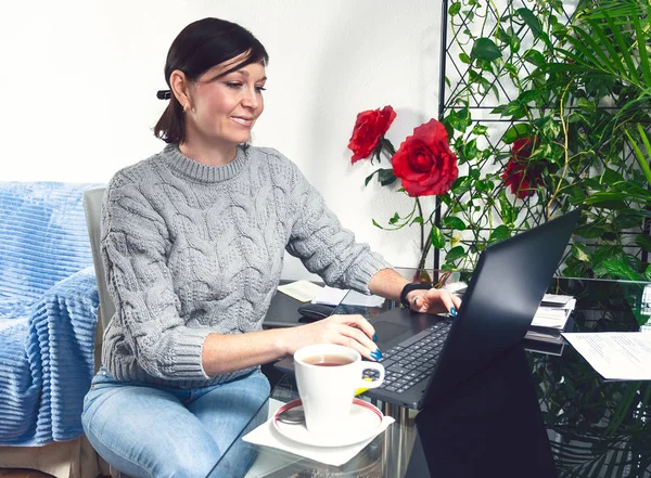 Hermosa sonriente mujer independiente con el ordenador portátil de trabajo de la C — Foto de Stock