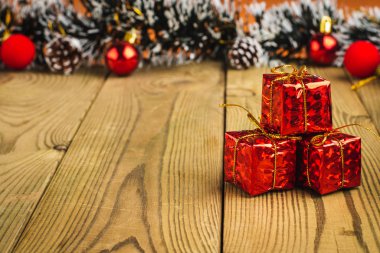 Noel süslemeleri, hediyeler ağaç dalları ve çanlar ahşap bo üzerinde