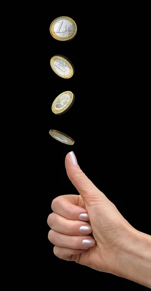 Рука жінки кидає монету — стокове фото