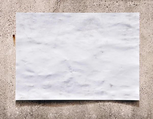 Ein Blatt sauberes weißes Papier an der Wand — Stockfoto