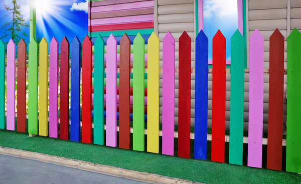 The fence is painted with paints of different colors — Stock Photo, Image