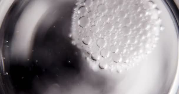 Ασθενής ρίχνει ασπιρίνη σε ένα ποτήρι νερό σε μαύρο φόντο — Αρχείο Βίντεο