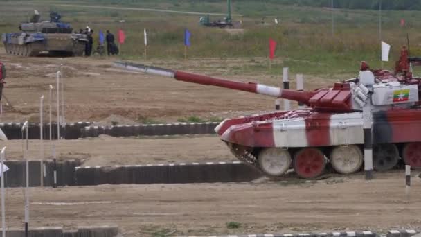 俄罗斯军用坦克t72竞争者骑在障碍跑道上 — 图库视频影像