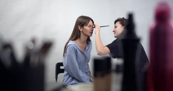 Vizážistiku použití make-up na obličej modely — Stock video