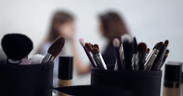 Visagiste нанесение макияжа на лицо моделей — стоковое видео