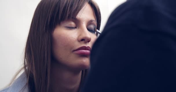Make-up Artiest aan het werk. Eye make-up. Make-up kunstenaar op te zetten make-up op modellen ogen. — Stockvideo