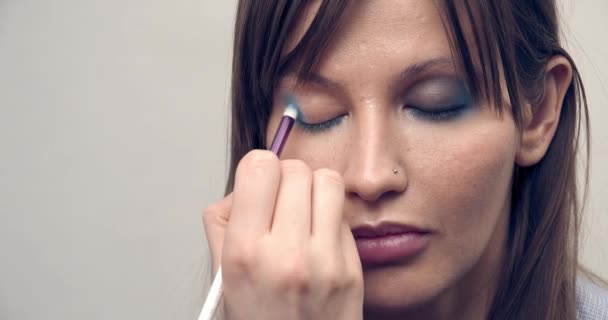 Make-up umělec v práci.oční make-up. Make-up malíř nanášení make-up na oči modelky. — Stock video